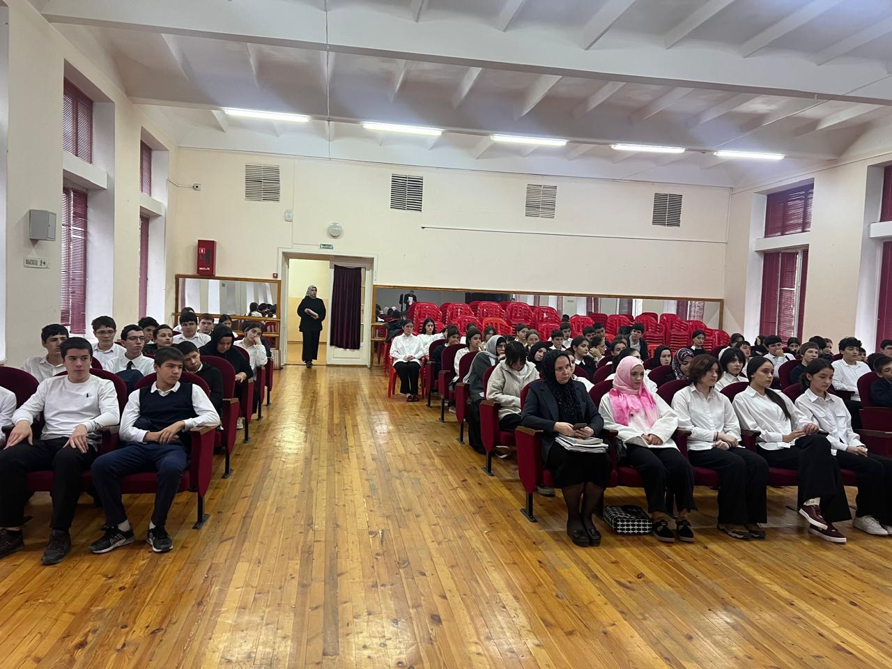 Сотрудники Миннаца Дагестана провели встречу со школьниками и иностранными учащимися